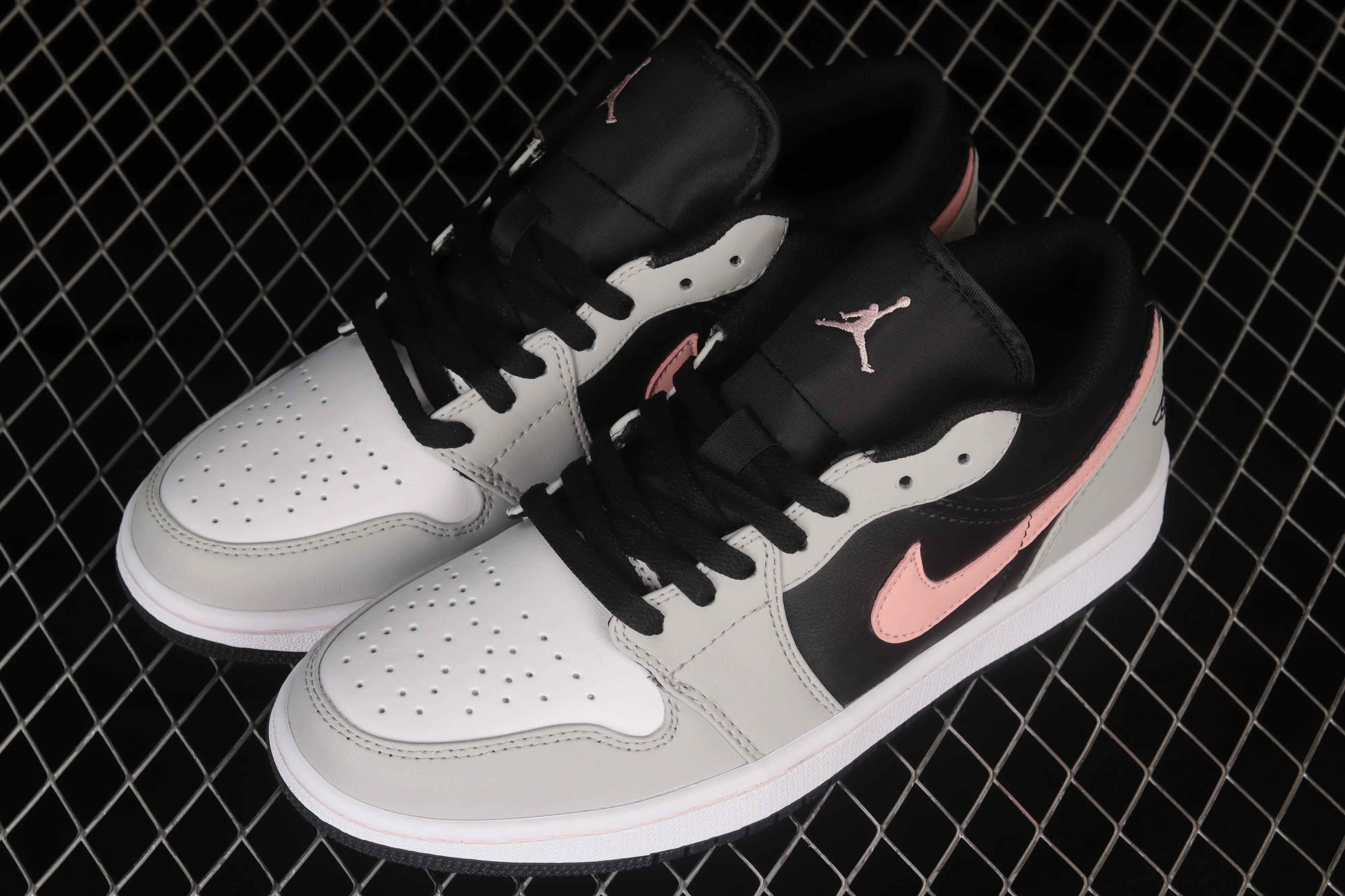 All Categories Air Jordan Jordan Series Basketball Shoes Air Jordan 1 Low Air Jordan 1 Low AJ1 Joe 1 White Black Pink Sports Culture Basketball Shoes 553558-062